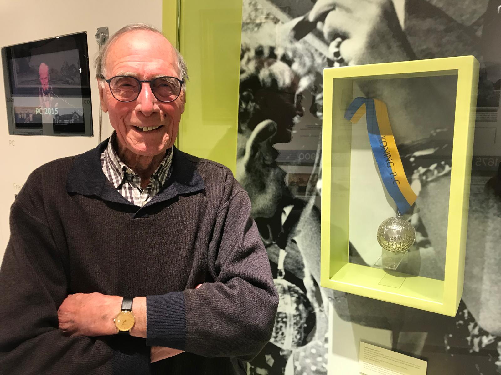 Jan Sijtsma met de koningsbal in het Kaatsmuseum